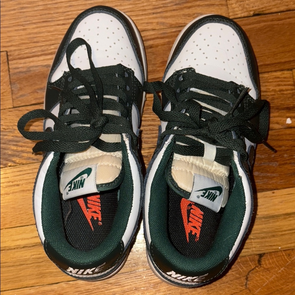 Nike Black and White Athletic Shoes Low-Top Design